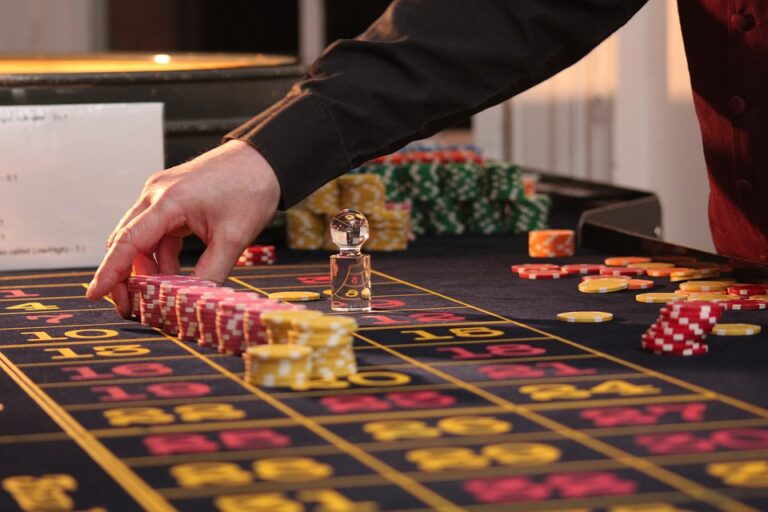 casinos-and-hollywood:-two-industries-built-on-chance