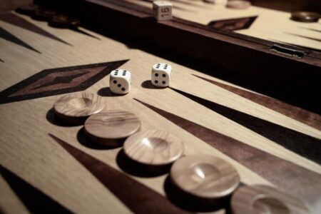 a-complete-guide-to-playing-online-backgammon:-rules,-glossary,-and-tips-to-follow!